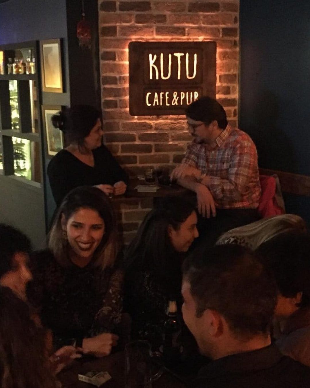 Kutu Cafe Pub Bar Restoran